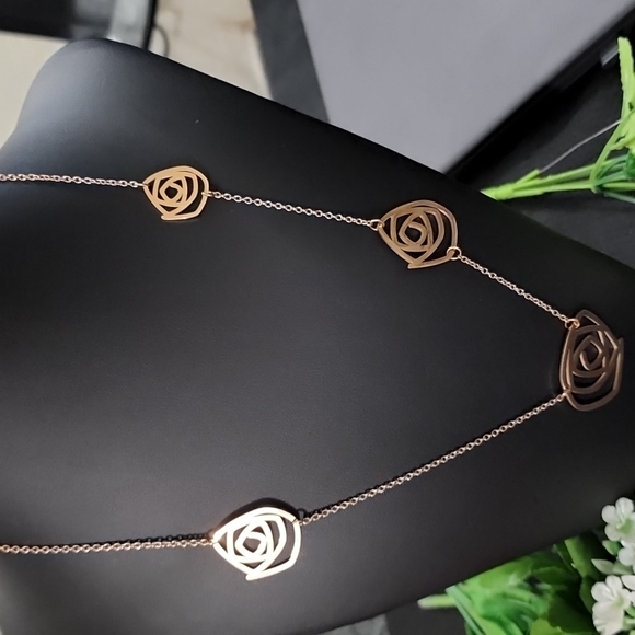 Women's Stainles Steel NECKLACE with flower designs - Picture 3 of 4